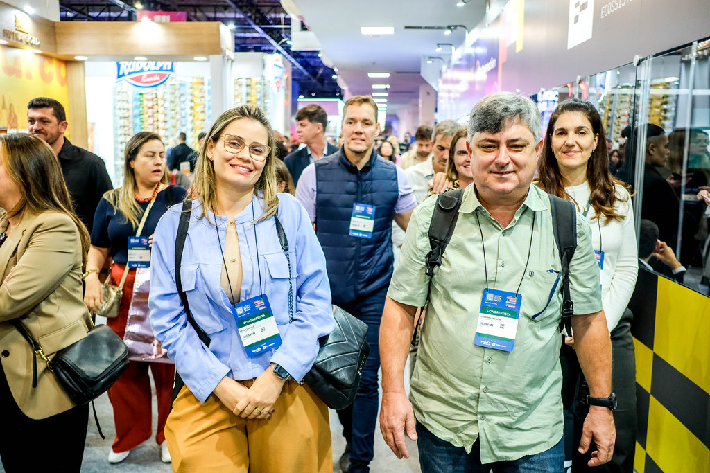 Corredor da Área de Ativação do Latam Retail Show, com os estandes dos patrocinadores