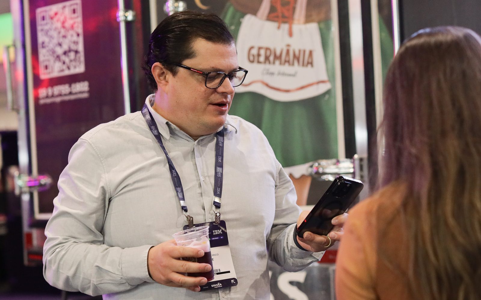 Congressistas no happy hour do evento, em ativação de patrocinador