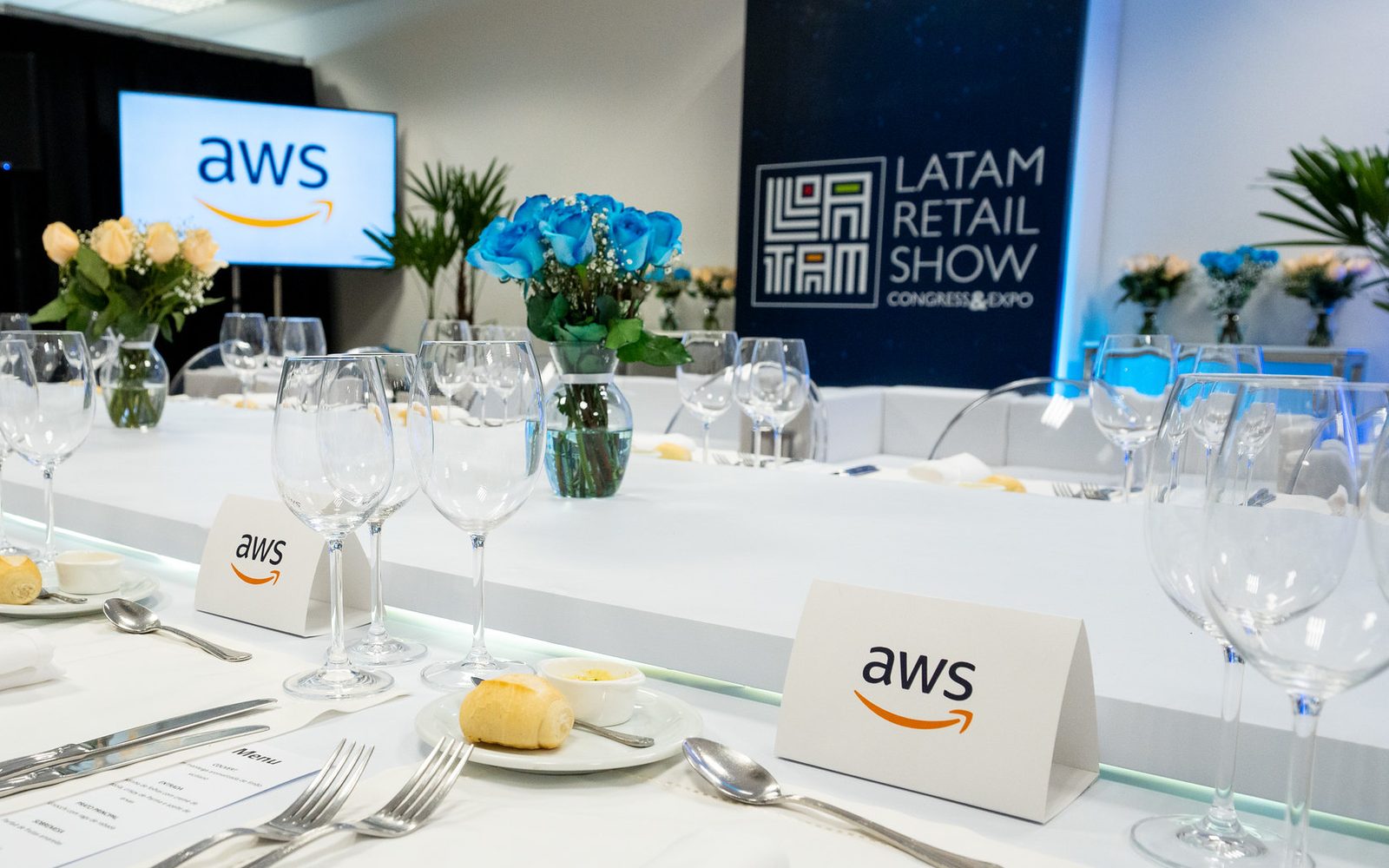 Mesa do almoço executivo, com a marca do patrocinador da Sala VIP